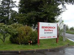 Haupteingang Benromach Destillerie, 19kB